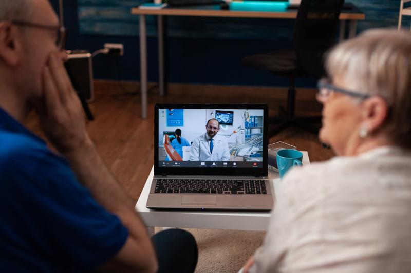 Batrani participand la o sesiune de teleconsultatie cu medicul lor